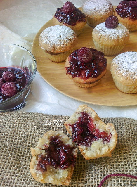 Muffins con cuore di salsa di lamponi