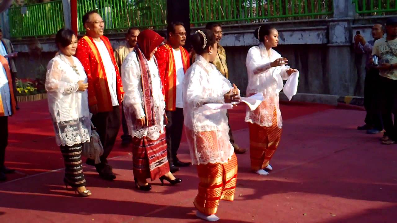 Kliping Gambar Tari Tradisional Adat Suku Daerah di 34