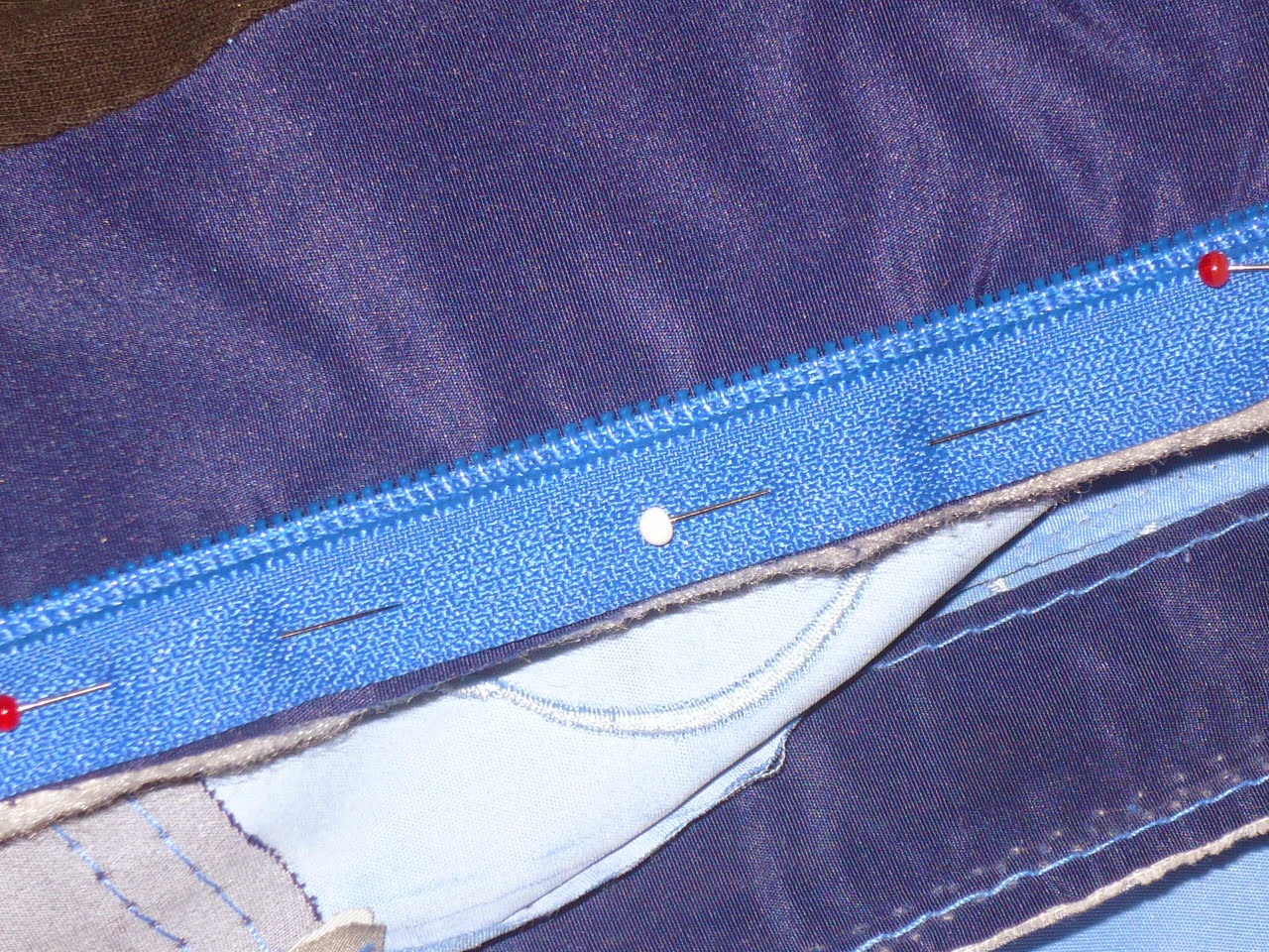 Починить замок молнию. Где вставить молнию. Застежка молния на сапоге. Молния на куртке. Где вставить молнию.