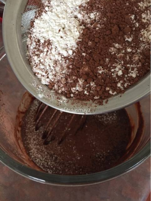 Campuran Adonan Brownies Dengan Cokelat