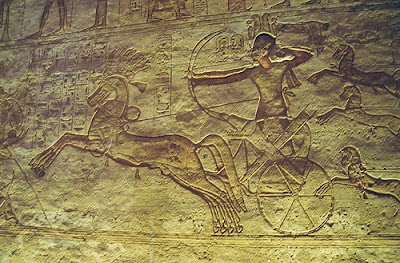 Ramesse II. na válečném voze během bitvy u Kadeše/publikováno z http://masch.blog.cz/0712/cestovani-v-dobach-faraonu