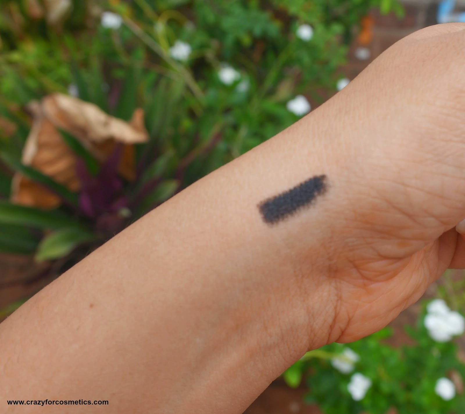 Swatches of Bourjois Paris Smoky effect pencil in Ultra Black 76