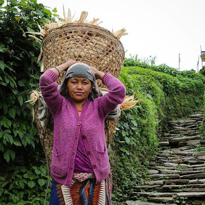 Señora gurung con doble carga