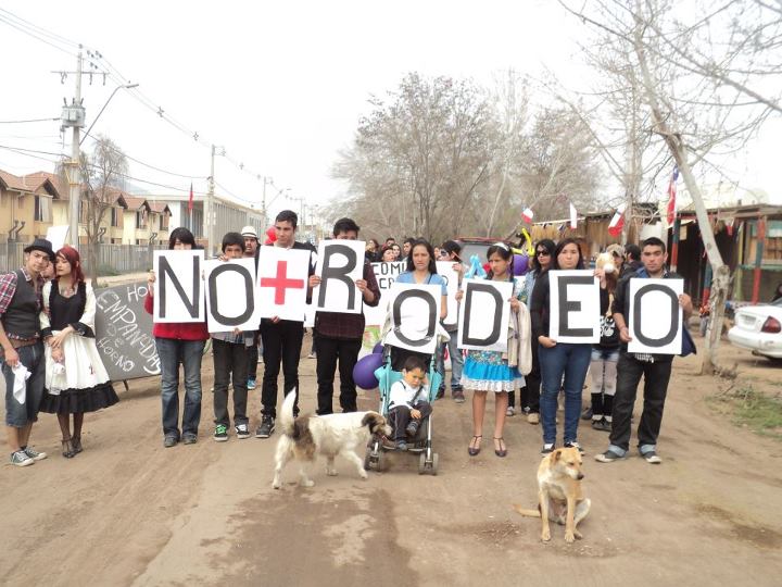 VECINOS PROTESTAN CONTRA EL RODEO EN QUILICURA