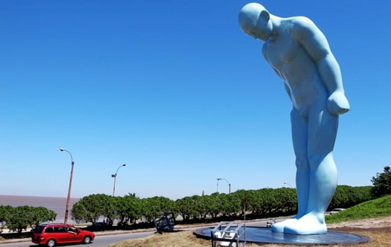Памятник утонувшим. Статуя в Уругвае. Памятники Уругвая. Монтевидео скульптуры. Монтевидео статуя.