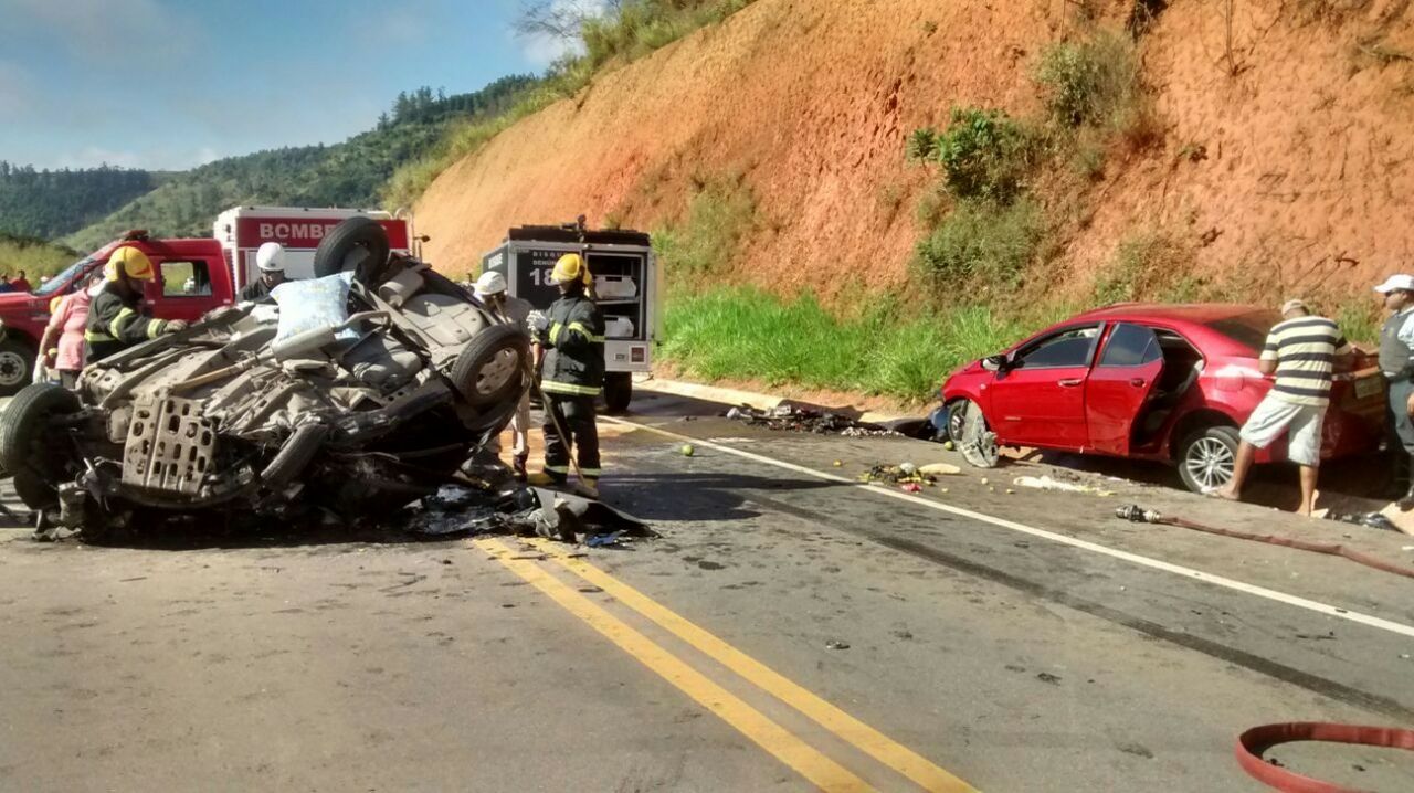 Cinco pessoas morrem em acidente com dois carros no Espírito Santo