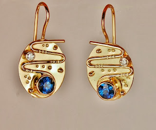 Oval 18k yellow gold earrings with blue sapphires and diamonds