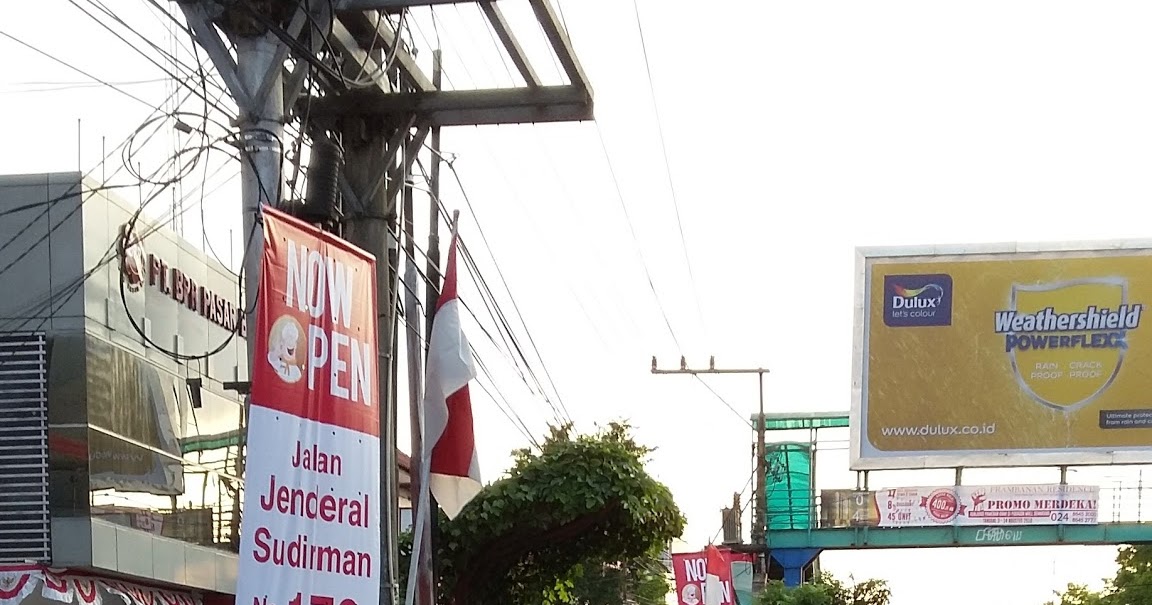 Vertical Banner Opening Richeese Factory Outlet Sudirman Semarang