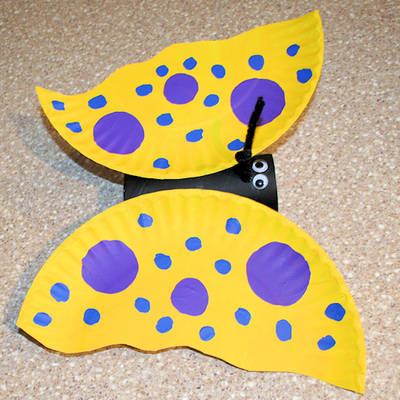 Farfalla con il Riciclo Creativo di Piatti di Carta o di Plastica e un Rotolo di Carta Igienica