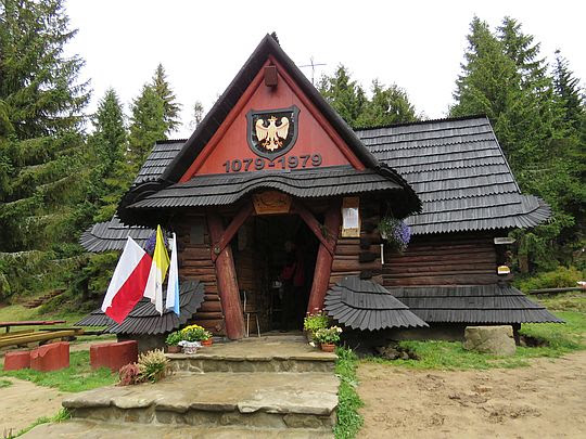 Kaplica Matki Bożej Królowej Gorców na Polanie Rusnakowej. Kaplica Matki Bożej Królowej Gorców na Polanie Rusnakowej.