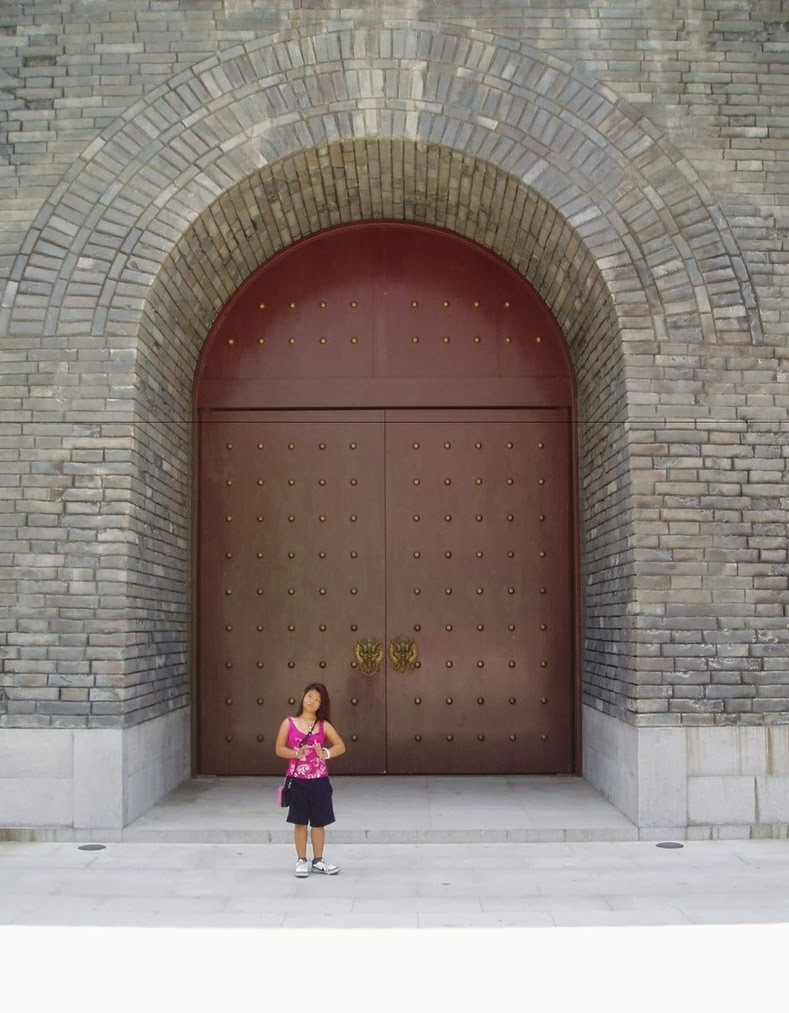 Люк 13. Двери гигантов. Старинные двери для великанов. Огромные двери для великанов. Здания для великанов.
