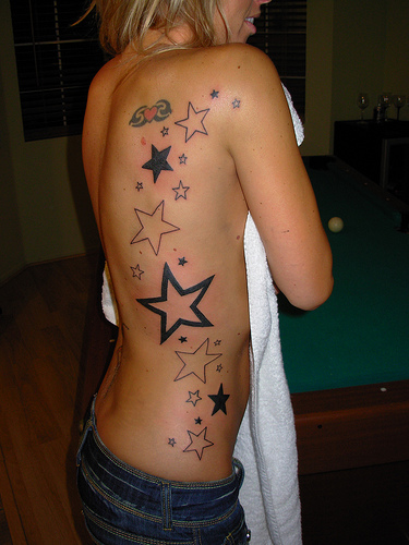 Tatuaje muchas estrellas