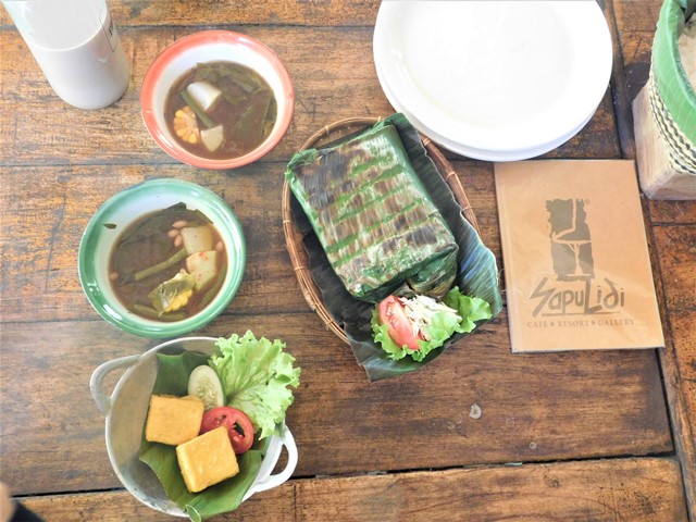 Makan siang di Sapu Lidi Sawah Lembang