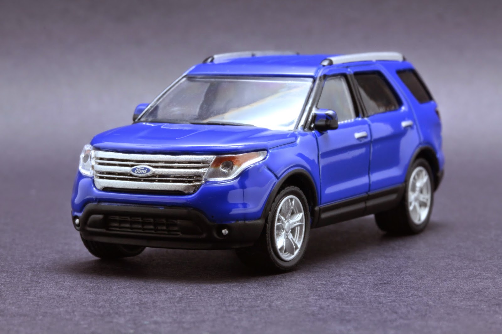 Diecast Hobbist: 2013 Ford Explorer