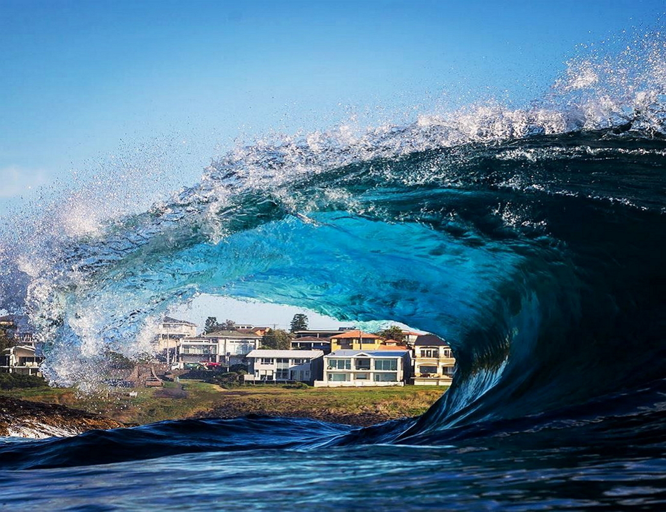 Города на волне. Ялта волны ЦУНАМИ. Австралийский фотограф Мэтт Берджесс. Океанская волна Мэтт Берджесс. Большая волна в море.
