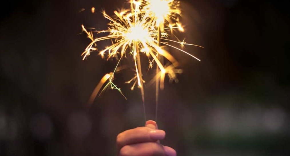 Notte di San Silvestro: Uva e Vestiti con Glitter per la Festa di Capodanno.