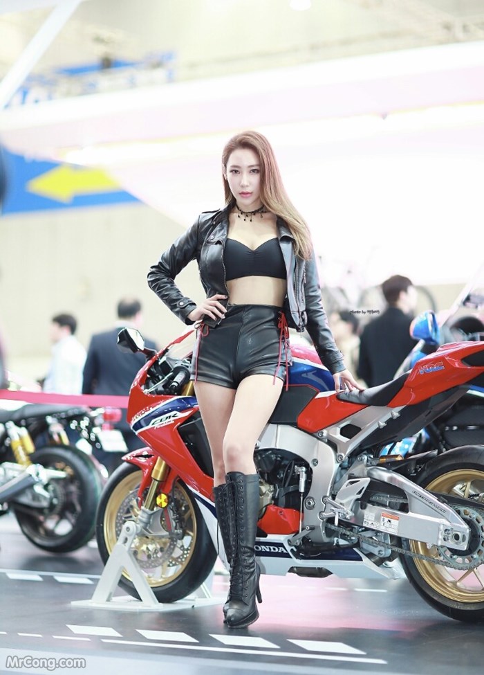 Kim Tae Hee&#39;s beauty at the Seoul Motor Show 2017 (230 photos) photo 10-16