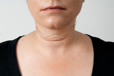 joyeria Esta extraña linea de joyería exalta y celebra las arrugas femeninas.