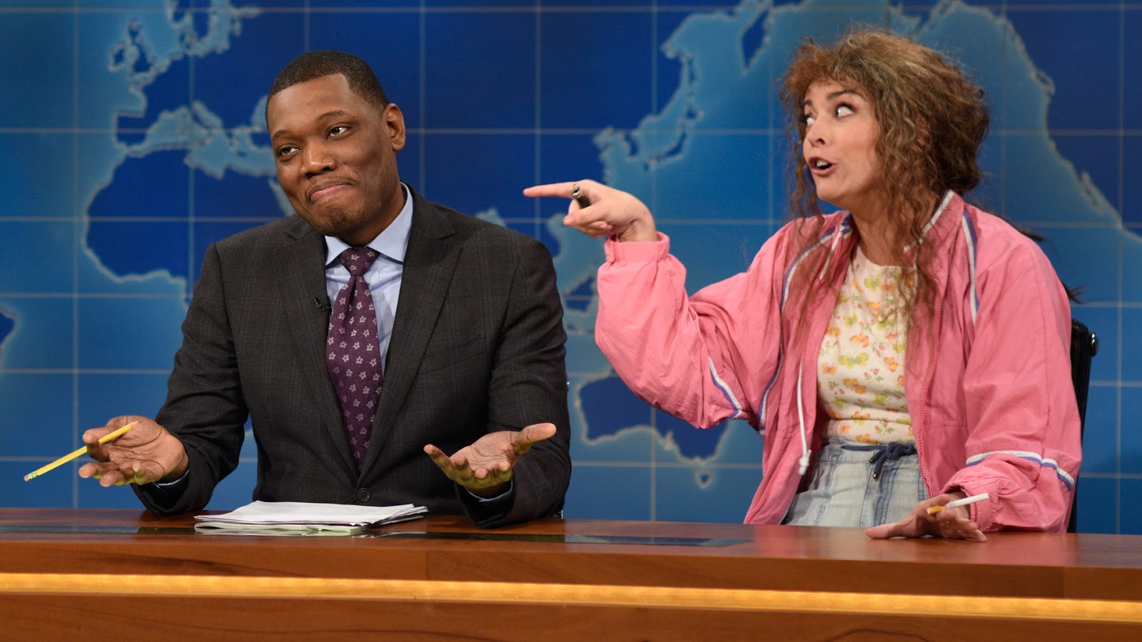 SNL Season 42 : Margot Robbie - Weekend Update