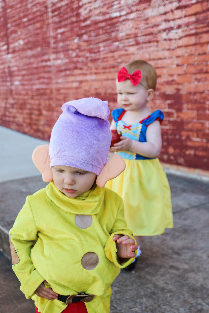 Snow White costume, dwarf costume, kids halloween costume, Snow White dress, Snow White halloween costume, dwarf halloween costume, twin halloween costume, toddler halloween costume, princess dress, lover Dovers, custom princess dress, Jesse coulter blog, twin mom, twin blogger, twin parenting, twin outfits, twin costumes