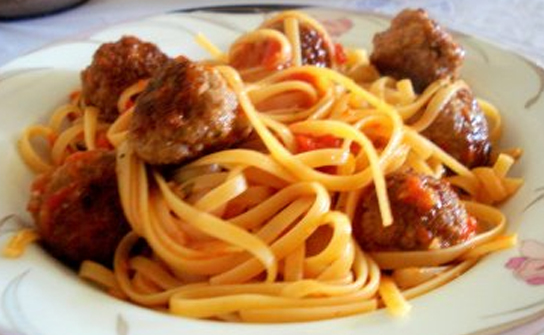 Blog do Sidnei Coelho: Macarrão com Molho de Almôndegas