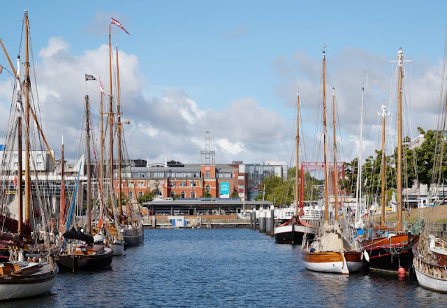 7 Lieblingsplätze zum Schiffe gucken in Kiel. Am Germaniahafen liegen viele historische Segelschiffe, dies ist ein toller maritimer Ort zum Schauen und Flanieren.