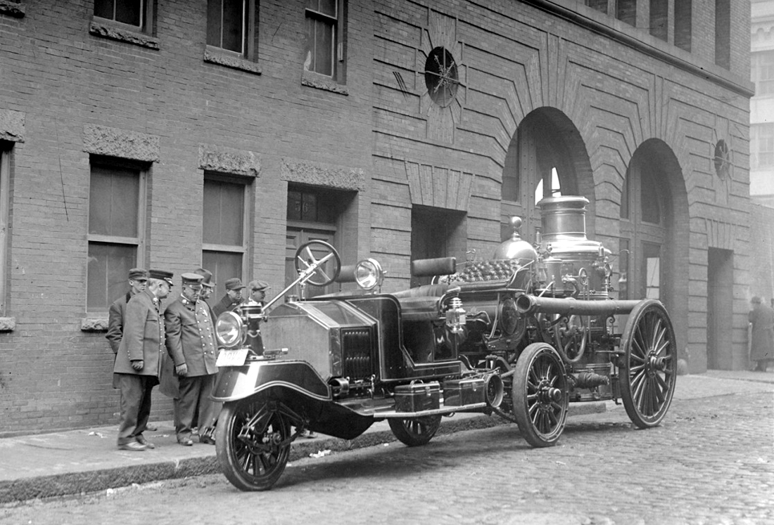 a steam pumper pulled with a Knox tractor Ultimate of Concours