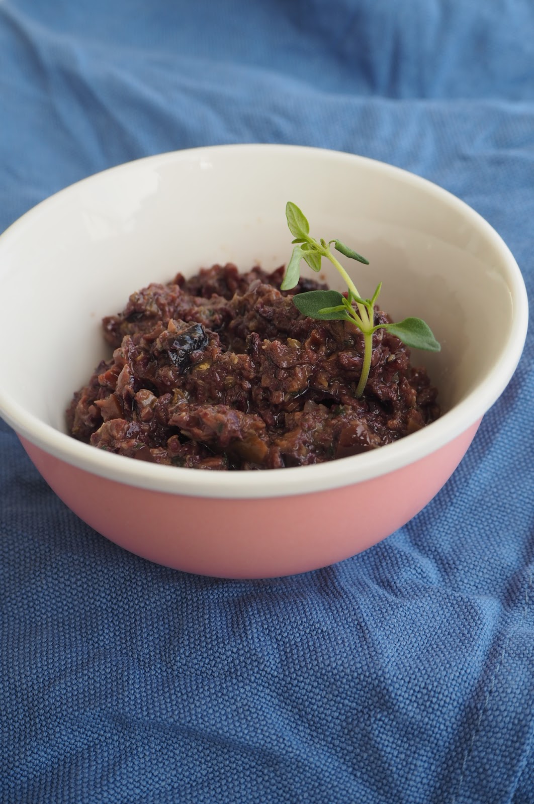La tapenade czyli francuska pasta z oliwek i kaparów On Egin Eta Topa