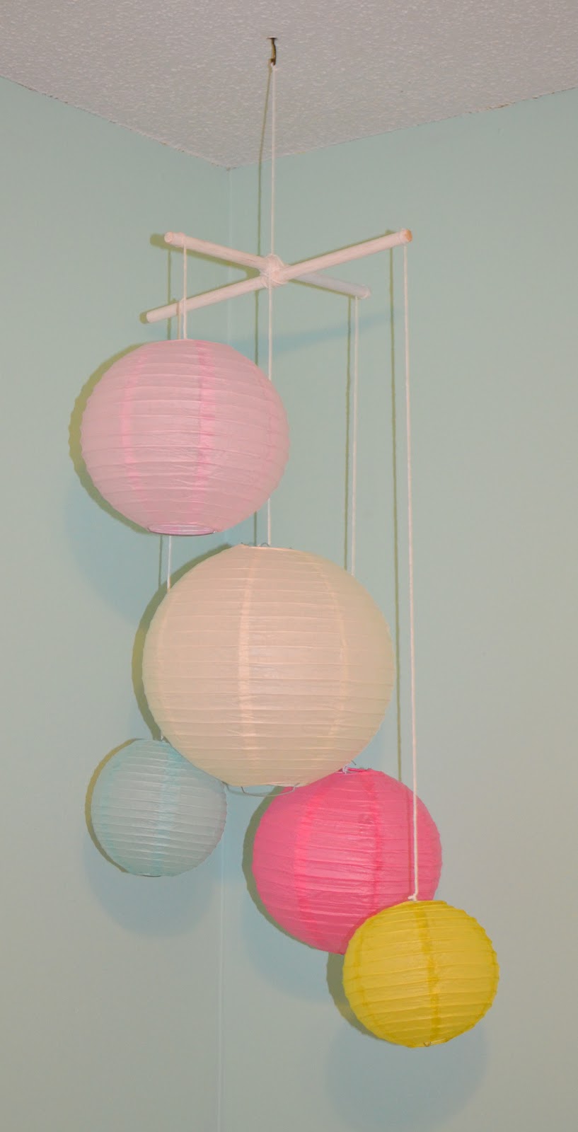 Lacefields in Love: Gloria's Nursery: Paper Lantern Crib Mobile!