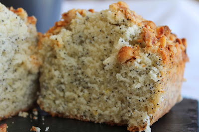 Cake de semillas de amapola y crujiente de avellanas