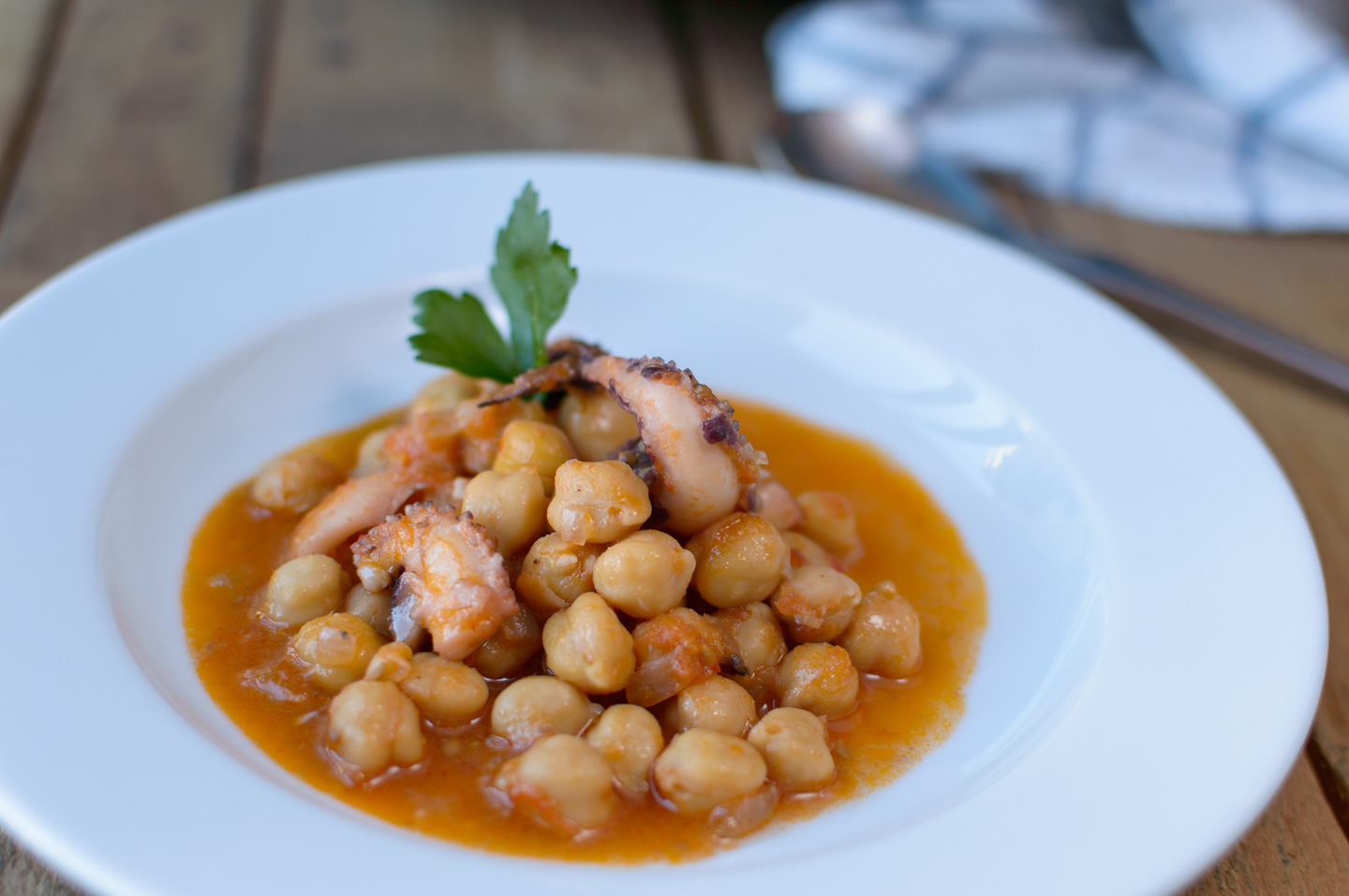 LA GASTRONAUTA Garbanzos con sepia y calamares