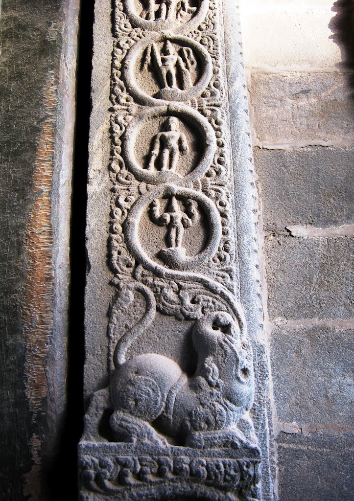 Tamilnadu Tourism: Kailasanathar Temple, Tharamangalam - Temple Pillars