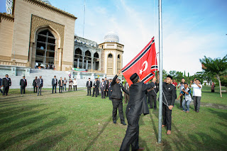 Anggota Dewan Kibarkan Bendera Bintang Bulan di Halaman Masjid Islamic Centre Lhokseumawe