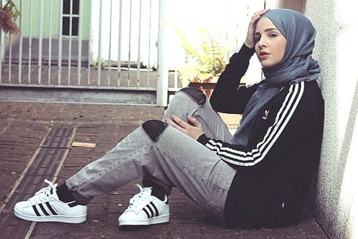 Хеджаб. Мусульманки в спорте. Хиджаб и кроссовки. Спортивный стиль мусульманки. Спортивные девушки в хиджабе.