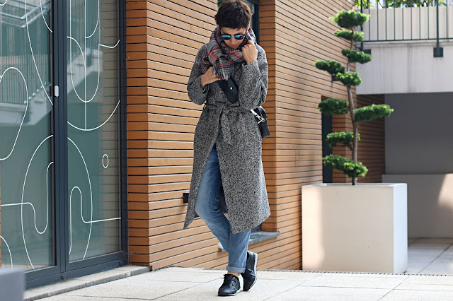 płaszcz, codzienna stylizacja, casual, na jesien, kratka, jak nosić, długi płaszcz, płaszcz z trampkami, bloger style, stylizacje 30+, stylistka poznan, płaszcz wiązany w pasie,