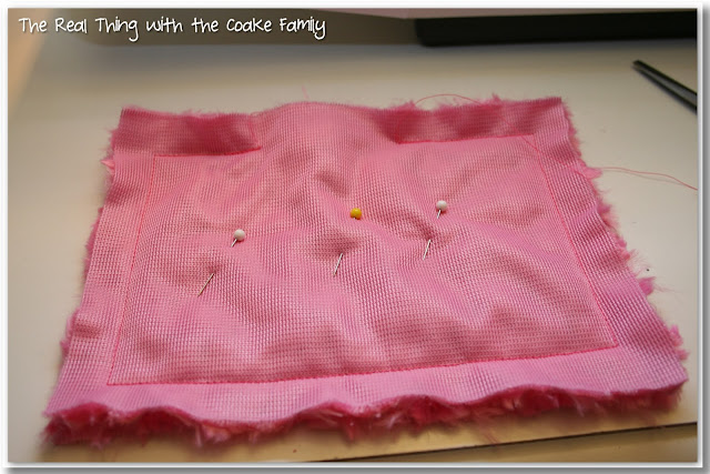 Free American Girl Doll bedding pattern. Sewing pattern very simple and will easily re-size for any doll bed. Free American Girl Doll bedding pattern. Sewing pattern very simple and will easily re-size for any doll bed.