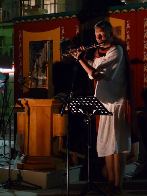 Историческая реконструкция в Бланесе. Поздно вечером можно послушать звучание старинных музыкальных инструментов.