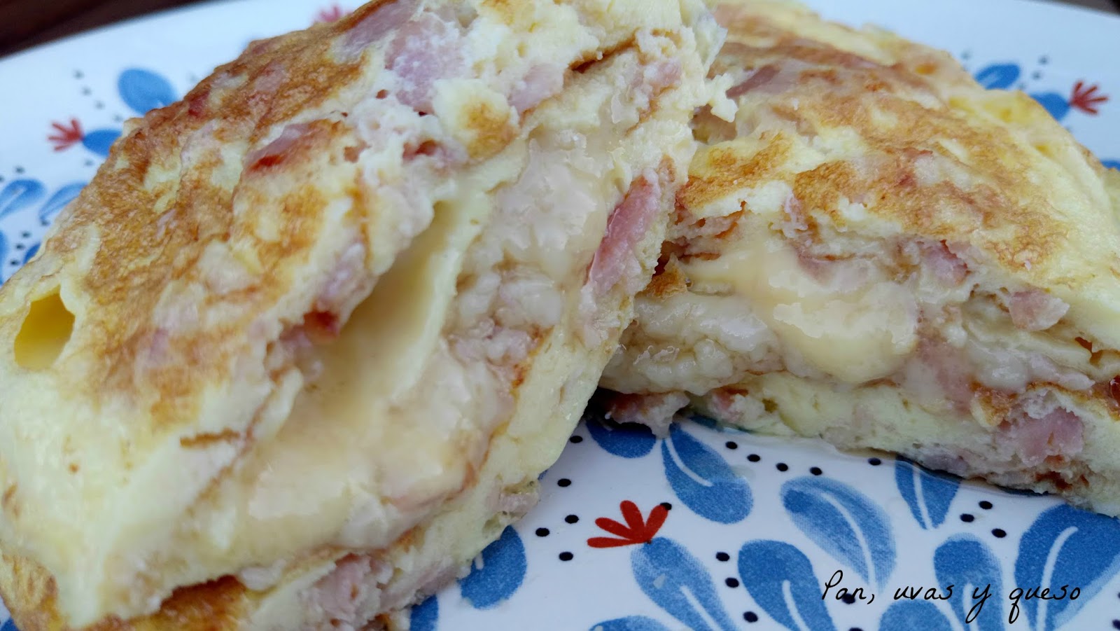 Tortilla de queso y bacon (tradicional o Thermomix) Pan, uvas y queso