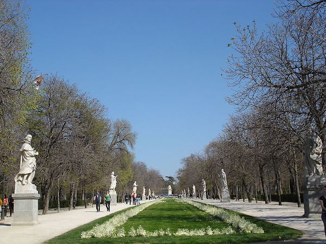 http://3.bp.blogspot.com/-ytOVZf6pJVU/UJxB0QbeyrI/AAAAAAAAK9g/676QtR-q9jQ/s1600/MADRID.EL+RETIRO.PASEO+DE+LAS+ESTATUAS.jpg