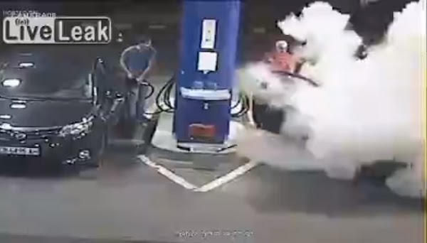Se niega a apagar su cigarro en una gasolinera y lo rocían con un extintor Se niega a apagar su cigarro en una gasolinera y lo rocían con un extintor