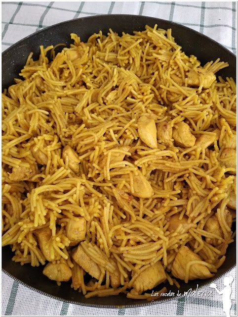 Pollo con fideos y curry. Una receta rápida con un sabor intenso