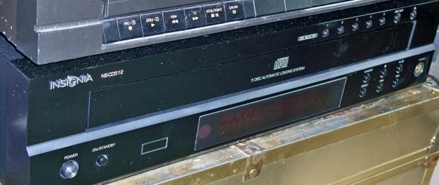 Dirt Cheap Audio Blog: My Newest Component - The Insignia 5-Disc CD and