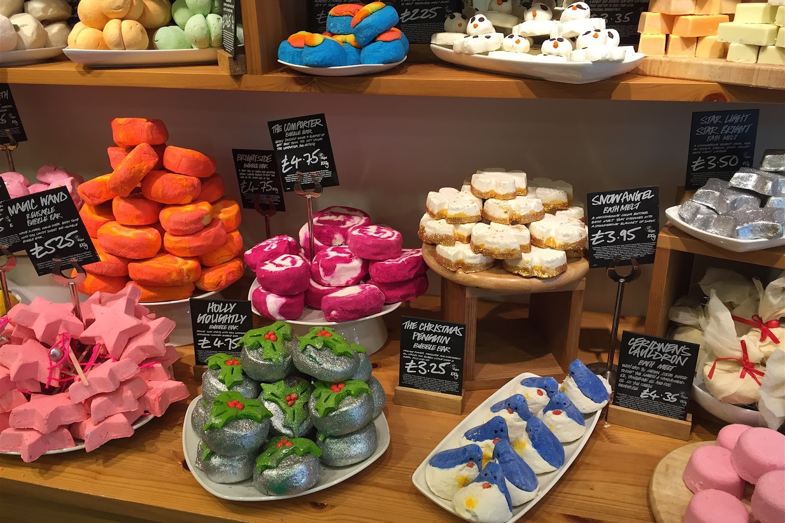 Lush косметика интернет магазин. витрина lush. витрина lush. Akka lush. фирма лаш великобритания.