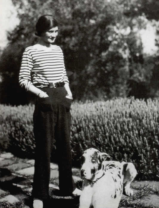 https://upload.wikimedia.org/wikipedia/commons/9/90/Gabrielle_Chanel_en_marini%C3%A8re.jpg