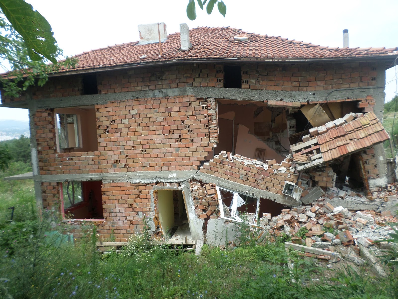 kircali BASİT BİR İSTİNAT DUVARI TOPRAK KAYMASINI ÖNLEYEMEZ! (Video)