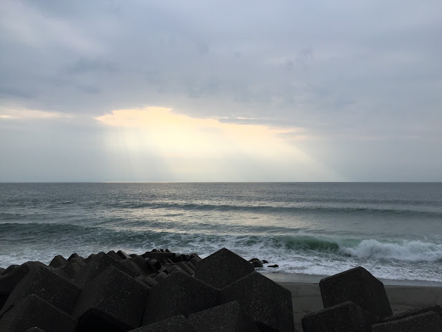 石拾い　海　富山県境海岸と黒部の海岸