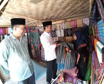 Jokowi Kepincut Kain Tenun Lombok