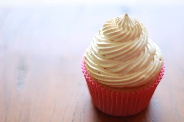 Cupcake de morango com suspiro Cupcake recheado com morangos e ganache de chocolate branco coberto com suspiro