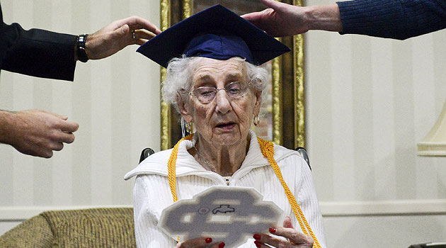 Tangisan Haru Seorang Nenek yang Akhirnya Lulus SMA di Usia 97 Tahun