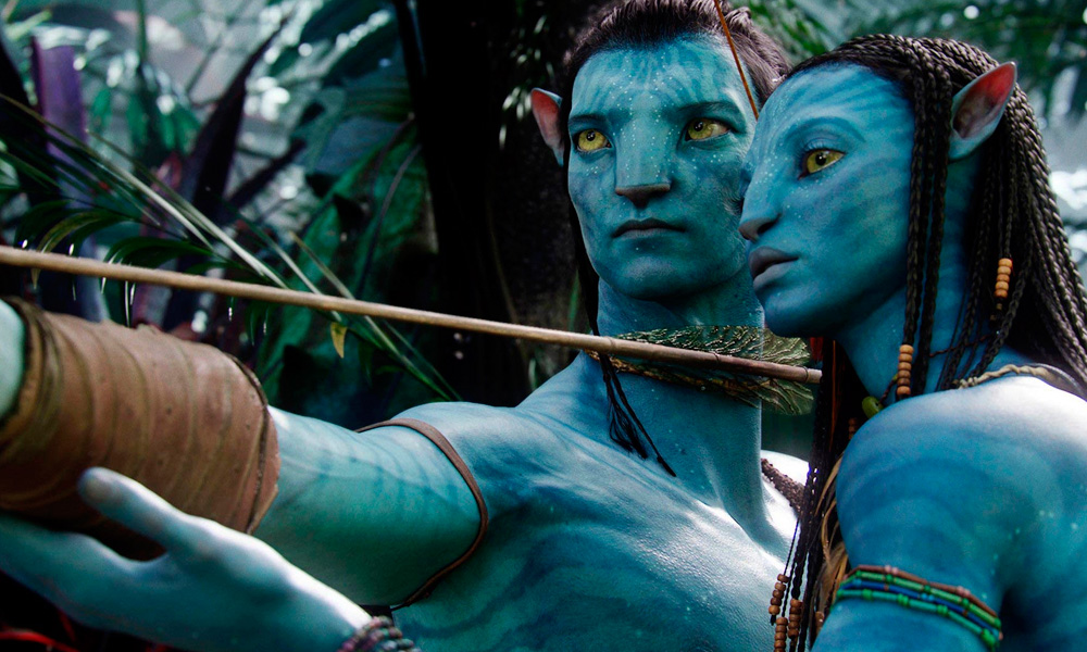Cena do filme Avatar (2009) onde Neytiri ensina Jake Sulli a usar o arco e flecha